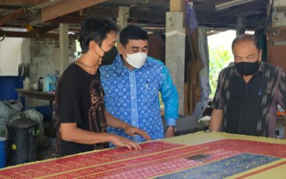 พัฒนาการจังหวัดนครศรีธรรมราช ลงพื้นที่ติดตาม สนับสนุน การส่งเสริมการผลิตผ้าลายพระราชทาน “ผ้าขิดลายนารีรัตนราชกัญญา”