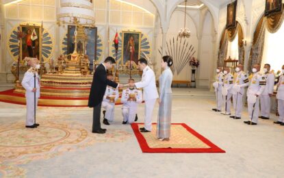 พระบาทสมเด็จพระเจ้าอยู่หัว และสมเด็จพระนางเจ้า ฯ พระบรมราชินี เสด็จออก ณ พระที่นั่งอัมพรสถาน พระราชวังดุสิต พระราชทานพระบรมราชวโรกาสให้นายฝั่ม เหวียต หุ่ง (Mr. Pham Viet Hung) ซึ่งมีถิ่นพำนักอยู่ที่กรุงเทพมหานคร เฝ้าทูลละอองธุลีพระบาท