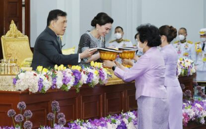 พระบาทสมเด็จพระเจ้าอยู่หัว และสมเด็จพระนางเจ้า ฯ พระบรมราชินี เสด็จลง ณ ศาลาดุสิดาลัย สวนจิตรลดา พระราชวังดุสิต พระราชทานพระบรมราชวโรกาสให้ นางวันดี กุญชรยาคง จุลเจริญ นายกสมาคมแม่บ้านมหาดไทย พร้อมด้วยผู้บริหารกระทรวงมหาดไทย  ที่ปรึกษาสมาคม  สมาชิกกิตติมศักดิ์ คณะกรรมการบริหารสมาคม  ผู้ว่าราชการจังหวัด  รองผู้ว่าราชการจังหวัด  และประธานแม่บ้านมหาดไทยจังหวัด เฝ้าทูลละอองธุลีพระบาท ทูลเกล้าทูลกระหม่อมถวายสุดยอดผ้าไทยจังหวัด  ประจำปี ๒๕๖๗  กับผ้าไหมแพรวา ลายสิริวชิราภรณ์ จังหวัดกาฬสินธุ์  และผ้าไหมบาติก ลายนกยูงเทิดไท้องค์ราชัน จังหวัดยะลา จำนวนรวม ๗๘ ผืน  แด่ สมเด็จพระนางเจ้า ฯ พระบรมราชินี เนื่องในโอกาสวันเฉลิมพระชนมพรรษา สมเด็จพระนางเจ้า ฯ พระบรมราชินี ๓ มิถุนายน ๒๕๖๗