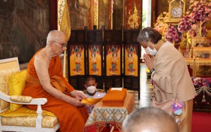 สมเด็จพระกนิษฐาธิราชเจ้า กรมสมเด็จพระเทพรัตนราชสุดา ฯ สยามบรมราชกุมารี เสด็จพระราชดำเนินไปในพิธีพุทธาภิเษกเหรียญเจ้าประคุณสมเด็จพระพุฒาจารย์ โต พฺรหฺมรํสี ด้านหลังประดับอักษรพระนามาภิไธย “ส.ธ.” ที่ศิริราชมูลนิธิจัดสร้างขึ้น