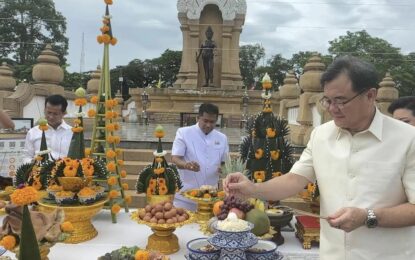 ขจรเกียรติ ฯ และขัาราชการฯลฯจังหวัดนครศรีธรรมราช ประกอบพิธีบวงสรวงสิ่งศักดิ์สิทธิ์เพื่อความเป็นสิริมงคลก่อนเริ่มงานประเพณีบุญสารทเดือนสิบ และงานกาชาดจังหวัดนครศรีธรรมราช เป็นวันที่สอง โดยมีขณะประกอบพิธี ณ วัดพระมหาธาตุ วรมหาวิหาร ได้เกิดปรากฏการณ์พระอาทิตย์ทรงกรด สร้างความอัศจรรย์ใจแก่ผู้เข้าร่วม