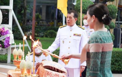 พระบาทสมเด็จพระเจ้าอยู่หัว และสมเด็จพระนางเจ้า ฯ พระบรมราชินี เสด็จพระราชดำเนินไปทรงวางพวงมาลาถวายราชสักการะพระราชานุสาวรีย์สมเด็จพระมหิตลาธิเบศร อดุลยเดชวิกรม พระบรมราชชนก เนื่องใน “วันมหิดล” ประจำปี ๒๕๖๗