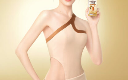 สวยฉ่ำ!! รับมง “ใหม่ ดาวิกา โฮร์เน่” นั่งแท่นพรีเซนเตอร์ “Glico Almond Koka (กูลิโกะ อัลมอนด์ โคกะ)”   2 ปีซ้อน สุดปัง!! ตัวแทนคนรุ่นใหม่ใส่ใจสุขภาพ สวยใสออร่าจับ ส่งผลให้กระแสนมอัลมอนด์ โคกะ ในประเทศไทย