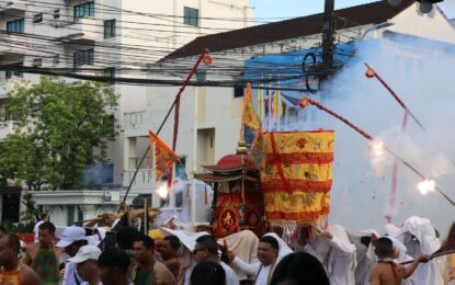 “ศาลเจ้าสามกอง” ประกอบพิธีแห่พระรอบเมือง ในประเพณีถือศีลกินผัก ประชาชนร่วมตั้งโต๊ะรับพระด้วยพลังศรัทธา ม้าทรงใช้อาวุธในตำนานและนอกตำนานแสดงอิทธิฤทธิ์รับเคราะห์แทนผู้เข้าร่วมประเพณีถือศีลกินผัก ประจำปี 2567 ซึ่งจัดขึ้นระหว่างวันที่ 3-11 ต.ค.67