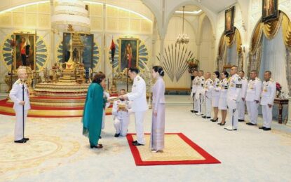 พระบาทสมเด็จพระเจ้าอยู่หัว และสมเด็จพระนางเจ้า ฯ พระบรมราชินี  พระราชทานพระบรมราชวโรกาสให้นางรุคซานา  อัฟซอล (Ms. Rukhsana Afzaal) ซึ่งมีถิ่นพำนักอยู่ที่กรุงเทพมหานครเฝ้าทูลละอองธุลีพระบาท ถวายอักษรสาส์นตราตั้ง เป็นเอกอัครราชทูตวิสามัญผู้มีอำนาจเต็มแห่งสาธารณรัฐอิสลามปากีสถานประจำประเทศไทย