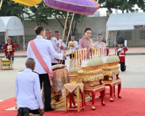 พระบาทสมเด็จพระเจ้าอยู่หัว และสมเด็จพระนางเจ้าฯ พระบรมราชินี เสด็จพระราชดำเนินไปทรงวางพวงมาลา ณ พระบรมราชานุสรณ์พระบาทสมเด็จพระจุลจอมเกล้าเจ้าอยู่หัว ณ พระลานพระราชวังดุสิต