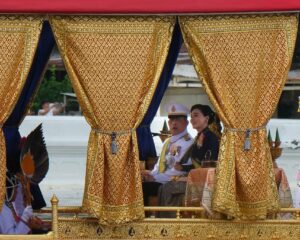 พระบาทสมเด็จพระเจ้าอยู่หัว และสมเด็จพระนางเจ้า ฯ พระบรมราชินี เสด็จพระราชดำเนินไป ในการพระราชพิธีทรงบำเพ็ญพระราชกุศลถวายผ้าพระกฐิน โดยขบวนพยุหยาตราทางชลมารคไปยังวัดอรุณราชวรารามราชวรมหาวิหาร