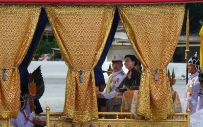 พระบาทสมเด็จพระเจ้าอยู่หัว และสมเด็จพระนางเจ้า ฯ พระบรมราชินี เสด็จพระราชดำเนินไป ในการพระราชพิธีทรงบำเพ็ญพระราชกุศลถวายผ้าพระกฐิน โดยขบวนพยุหยาตราทางชลมารคไปยังวัดอรุณราชวรารามราชวรมหาวิหาร