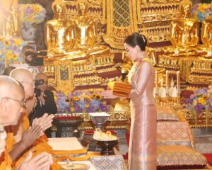 พระราชินี ทรงบำเพ็ญพระราชกุศลถวายผ้าพระกฐิน วัดสุวรรณดาราราม