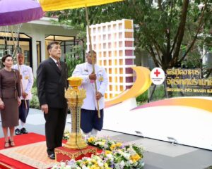 พระบาทสมเด็จพระเจ้าอยู่หัว และ สมเด็จพระนางเจ้า ฯ พระบรมราชินี เสด็จพระราชดำเนินไปทรงเปิดอาคาร “จักรีทศมรามาธิบดินทร์” ณ โรงพยาบาลจุฬาลงกรณ์ สภากาชาดไทย เขตปทุมวัน กรุงเทพมหานคร