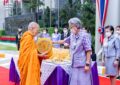 สมเด็จพระกนิษฐาธิราชเจ้า กรมสมเด็จพระเทพรัตนราชสุดา ฯ สยามบรมราชกุมารี อุปนายิกาผู้อำนวยการสภากาชาดไทย เสด็จพระราชดำเนินไปทรงบำเพ็ญพระราชกุศล ทรงบาตรเนื่องในโอกาสส่งท้ายปีเก่าต้อนรับปีใหม่ ๒๕๖๘  ณ อาคารภูมิสิริมังคลานุสรณ์ โรงพยาบาลจุฬาลงกรณ์ สภากาชาดไทย เขตปทุมวัน กรุงเทพมหานคร