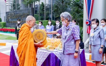 สมเด็จพระกนิษฐาธิราชเจ้า กรมสมเด็จพระเทพรัตนราชสุดา ฯ สยามบรมราชกุมารี อุปนายิกาผู้อำนวยการสภากาชาดไทย เสด็จพระราชดำเนินไปทรงบำเพ็ญพระราชกุศล ทรงบาตรเนื่องในโอกาสส่งท้ายปีเก่าต้อนรับปีใหม่ ๒๕๖๘  ณ อาคารภูมิสิริมังคลานุสรณ์ โรงพยาบาลจุฬาลงกรณ์ สภากาชาดไทย เขตปทุมวัน กรุงเทพมหานคร