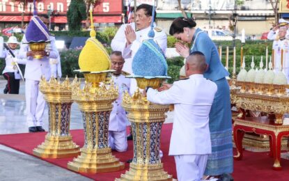 พระบาทสมเด็จพระเจ้าอยู่หัว และสมเด็จพระนางเจ้า ฯ พระบรมราชินี เสด็จพระราชดำเนินโดย รถยนต์พระที่นั่ง ไปทรงวางพุ่มดอกไม้ถวายราชสักการะ ณ พระบรมราชานุสาวรีย์สมเด็จพระเจ้าตากสินมหาราช วงเวียนใหญ่ เขตคลองสาน กรุงเทพมหานคร