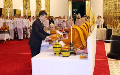 พระบาทสมเด็จพระเจ้าอยู่หัว และสมเด็จพระนางเจ้า ฯ พระบรมราชินี เสด็จพระราชดำเนินโดยรถยนต์พระที่นั่งจากวัดพระสิงห์วรมหาวิหาร ถึงวัดเจดีย์หลวงวรวิหาร อำเภอเมืองเชียงใหม่ จังหวัดเชียงใหม่ ณ ที่นั้น นายวีรพงศ์  ฤทธิ์รอด รองผู้ว่าราชการจังหวัดเชียงใหม่ พร้อมด้วยหัวหน้าส่วนราชการ ข้าราชการ และประชาชน เฝ้าทูลละอองธุลีพระบาทรับเสด็จ แล้วเสด็จเข้าพระวิหารหลวง ทรงจุดธูปเทียนเครื่องนมัสการทองทิศบูชาพระอัฏฐารส และพระอัครสาวก ทรงกราบ จากนั้น พระราชทานพระบรมราชวโรกาสให้ นายนิรัตน์ พงษ์สิทธิถาวร ผู้ว่าราชการจังหวัดเชียงใหม่ เฝ้าทูลละอองธุลีพระบาท กราบบังคมทูลรายงานความเป็นมาของโครงการบูรณะพระวิหารหลวง พระอัฏฐารส และพระอัครสาวก เสร็จแล้ว เจ้าพนักงานพระราชพิธี เฝ้าทูลละอองธุลีพระบาท อัญเชิญพระบรมสารีริกธาตุ ทรงสรงพระบรมสารีริกธาตุ และทรงบรรจุพระบรมสารีริกธาตุลงในพระกรัณฑ์ แล้วทรงหยิบพระกรัณฑ์บรรจุลงในยอดฉัตรทองคำ พระสงฆ์เจริญชัยมงคลคาถา ชาวพนักงานลั่นฆ้องชัย ประโคมสังข์ แตร ดุริยางค์ เสร็จแล้ว พระราชทานพระบรมสารีริกธาตุที่บรรจุในยอดฉัตรทองคำ แก่เจ้าพนักงานพระราชพิธี เพื่ออัญเชิญไปประดิษฐานที่บุษบกหน้าพระอัฏฐารส จากนั้น พระบาทสมเด็จพระเจ้าอยู่หัว ทรงประเคนจตุปัจจัยไทยธรรมถวายพระสงฆ์ ทรงหลั่งทักษิโณทก พระสงฆ์ถวายอนุโมทนา ถวายอดิเรก