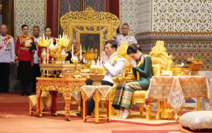 พระบาทสมเด็จพระเจ้าอยู่หัว และสมเด็จพระนางเจ้า ฯ พระบรมราชินี เสด็จพระราชดำเนินโดยรถยนต์พระที่นั่ง จากพระที่นั่งอัมพรสถาน พระราชวังดุสิต ไปในการพระราชพิธีสมมงคล (อ่านว่า สะ – มะ – มง – คน) พระชนมายุเท่าพระบาทสมเด็จพระพุทธยอดฟ้าจุฬาโลกมหาราช สมเด็จพระปฐมบรมกษัตริยาธิราชแห่งพระราชวงศ์จักรี พุทธศักราช ๒๕๖๘ ณ พระที่นั่งอมรินทรวินิจฉัย พระบรมมหาราชวัง