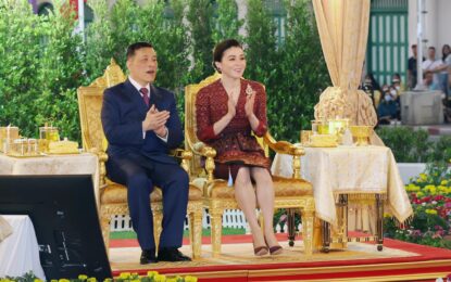 .พระบาทสมเด็จพระเจ้าอยู่หัว และ สมเด็จพระนางเจ้าฯ พระบรมราชินี เสด็จพระราชดำเนินไปทรงเปิดซุ้มประตูเฉลิมพระเกียรติ “วชิรสถิต ๗๒ พรรษา” บริเวณสะพานดำรงสถิต ณ ถนนเจริญกรุง เขตพระนคร และทรงเปิดซุ้มประตูเฉลิมพระเกียรติ “วชิรธำรง ๗๒ พรรษา” บริเวณห้าแยกหมอมี เนื่องในโอกาสพระราชพิธีมหามงคลเฉลิมพระชนมพรรษา ๖ รอบ ๒๘ กรกฎาคม ๒๕๖๗ ภายใต้โครงการ “เบญจกตัญญุตา บารมีแห่งมังกรสยาม” ณ ถนนเจริญกรุง เขตสัมพันธวงศ์ กรุงเทพมหานคร โดยมี นางสาวแพทองธาร ชินวัตร นายกรัฐมนตรี นายชัชชาติ สิทธิพันธุ์ ผู้ว่าราชการกรุงเทพมหานคร คุณหญิงณัฐิกา วัธนเวคิน อังอุบลกุล ประธานสหพันธ์สมาคมสตรีนักธุรกิจและวิชาชีพแห่งประเทศไทย ในพระบรมราชินูปถัมภ์ฯ นายสนั่น อังอุบลกุล ประธานหอการค้าไทยและสภาหอการค้าแห่งประเทศไทย  พร้อมด้วยคณะกรรมการ  และ องค์กรชาวไทยเชื้อสายจีนทั้งประเทศ เฝ้าฯ รับเสด็จ