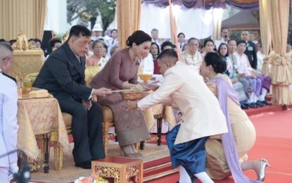 ในหลวง-พระราชินีเสด็จฯไปในพิธีบายศรีทูลพระขวัญ เนื่องในโอกาสพระราชพิธีมหามงคลเฉลิมพระชนมพรรษา ๖ รอบ