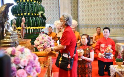 สมเด็จพระกนิษฐาธิราชเจ้า กรมสมเด็จพระเทพรัตนราชสุดา ฯ สยามบรมราชกุมารี เสด็จพระราชดำเนินไปทรงนมัสการ พระพุทธทศพลญาณ พระประธานในพระอุโบสถ ซึ่งเป็นพระพุทธรูปปางมารวิชัย ปูนปั้นลงรักปิดทอง เรียกว่า “หลวงพ่อโต” หรือ “หลวงพ่อวัดสามจีน” ณ วัดไตรมิตรวิทยารามวรวิหาร