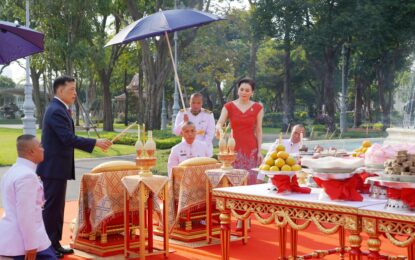 พระบาทสมเด็จพระเจ้าอยู่หัว และสมเด็จพระนางเจ้า ฯ พระบรมราชินี ทรงประกอบพระราชพิธีสังเวยพระป้าย เนื่องในเทศกาลตรุษจีน พุทธศักราช ๒๕๖๘