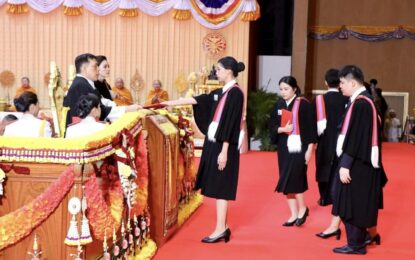 พระบาทสมเด็จพระเจ้าอยู่หัว และสมเด็จพระนางเจ้าฯพระบรมราชินี เสด็จพระราชดำเนินไปพระราชทานปริญญาบัตรแก่ผู้สำเร็จการศึกษาจากมหาวิทยาลัยธรรมศาสตร์ เป็นวันที่ ๓