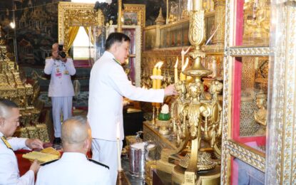 พระบาทสมเด็จพระเจ้าอยู่หัว และสมเด็จพระนางเจ้า ฯ พระบรมราชินี เสด็จพระราชดำเนินไปในการพระราชพิธีทรงบำเพ็ญพระราชกุศลมาฆบูชา พุทธศักราช ๒๕๖๘ ณ พระอุโบสถวัดพระศรีรัตนศาสดาราม พระบรมมหาราชวัง