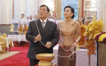 พระบาทสมเด็จพระเจ้าอยู่หัว และสมเด็จพระนางเจ้า ฯ พระบรมราชินี เสด็จพระราชดำเนินโดยเครื่องบินพระที่นั่ง ไปทรงประกอบพิธีสมโภชพระอาราม ครบ ๑๐๐ ปี และทรงยกเศวตฉัตรขึ้นกางกั้นเหนือพระพุทธรัศมี พระประธานประจำพระอุโบสถ ณ วัดโพธิสมภรณ์ อำเภอเมืองอุดรธานี จังหวัดอุดรธานี