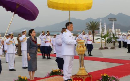 พระบาทสมเด็จพระเจ้าอยู่หัว และ สมเด็จพระนางเจ้าฯ พระบรมราชินี ประทับเฮลิคอปเตอร์พระที่นั่ง เสด็จพระราชดำเนิน ไปทรงเปิดโรงเรียนนายเรืออากาศนวมินทกษัตริยาธิราช และพระบรมราชานุสาวรีย์ พระบาทสมเด็จพระบรมชนกาธิเบศร มหาภูมิพลอดุลยเดชมหาราช บรมนาถบพิตร ณ อำเภอมวกเหล็ก จังหวัดสระบุรี