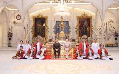 พระบาทสมเด็จพระเจ้าอยู่หัว และสมเด็จพระนางเจ้า ฯ พระบรมราชินี เสด็จออก ณ พระที่นั่งอัมพรสถาน พระราชวังดุสิต พระราชทานพระบรมราชวโรกาสให้ ศาสตราจารย์พิเศษกิตติพงษ์  กิตยารักษ์ นายกสภาสถาบันเทคโนโลยีพระจอมเกล้าเจ้าคุณทหารลาดกระบัง นำ คณะผู้บริหารสถาบัน ฯ เฝ้าทูลละอองธุลีพระบาท ทูลเกล้าทูลกระหม่อมถวายปริญญาวิศวกรรมศาสตรดุษฎีบัณฑิตกิตติมศักดิ์ สาขาวิชาวิศวกรรมการบินและนักบินพาณิชย์ พร้อมครุยวิทยฐานะ แด่พระบาทสมเด็จพระเจ้าอยู่หัว