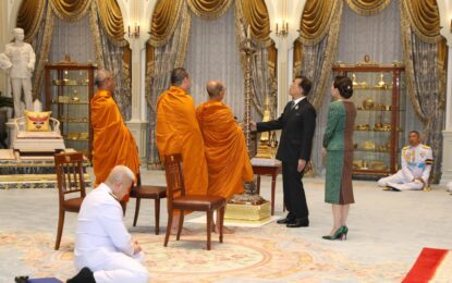 พระบาทสมเด็จพระเจ้าอยู่หัว และสมเด็จพระนางเจ้า ฯ พระบรมราชินี เสด็จออก ณ พระที่นั่งอัมพรสถาน พระราชวังดุสิต พระราชทานพระบรมราชวโรกาสให้ พระพรหมวชิรากร (สุนทร  สุนฺทราโภ) เจ้าอาวาสวัดราชผาติการาม พร้อมด้วย พระครูวิจิตรสีลาภรณ์ (ปราณี  สุปภาโต) เจ้าอาวาสวัดป่าสิริวัฒนวิสุทธิ์ ในสมเด็จพระเจ้าพี่นางเธอ เจ้าฟ้ากัลยาณิวัฒนา กรมหลวงนราธิวาสราชนครินทร์ จังหวัดนครสวรรค์ และพระสงฆ์ เฝ้า ถวายเสาเทียนชัยมงคลเนื้อทองสัมฤทธิ์ พร้อมฐานรองรับ ซึ่งทำจากไม้มงคล ๓ ชนิด ได้แก่ ไม้สักทอง ไม้พะยูง และไม้ขนุน แกะสลักลายไทยปิดทองคำเปลว เพื่อใช้บรรจุเทียนชัยมงคลสำหรับจุดถวายพระพร พระบาทสมเด็จพระเจ้าอยู่หัว และถวายพระแผนที่ประเทศไทย  เนื่องในโอกาสพระราชพิธีมหามงคลเฉลิมพระชนมพรรษา ๖ รอบ ๒๘ กรกฎาคม ๒๕๖๗ เพื่อพระราชทานแก่วัดและเทวสถาน ตามพระราชอัธยาศัย