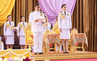 พระบาทสมเด็จพระเจ้าอยู่หัว และสมเด็จพระนางเจ้าฯพระบรมราชินี เสด็จฯไปพระราชทานกระบี่และปริญญาบัตร แก่ผู้สำเร็จการศึกษา จากโรงเรียนนายร้อยตำรวจ อำเภอสามพราน จังหวัดนครปฐม