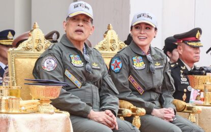 พระบาทสมเด็จพระเจ้าอยู่หัว และสมเด็จพระนางเจ้า ฯ พระบรมราชินี ในฉลองพระองค์ชุดนักบิน เสด็จพระราชดำเนินเป็นการส่วนพระองค์ ไปทอดพระเนตรการแสดงการบิน เนื่องในโอกาสครบ ๘๘ ปี กองทัพอากาศ ณ ท่าอากาศยานทหาร ๒ กองบิน ๖ กองทัพอากาศ เขตดอนเมือง กรุงเทพมหานคร